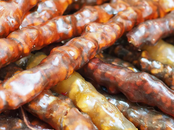 Traditionelle orientalische Köstlichkeiten: Trauben-Churchchchhela mit Walnüssen auf der ethnischen Ladentheke - Foto, Bild