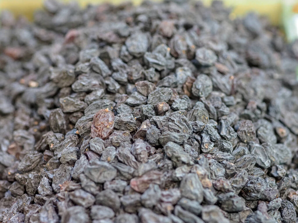 Dark Roisins on a Market Counter: Smaak en Aroma van Zonnige Landen - Foto, afbeelding