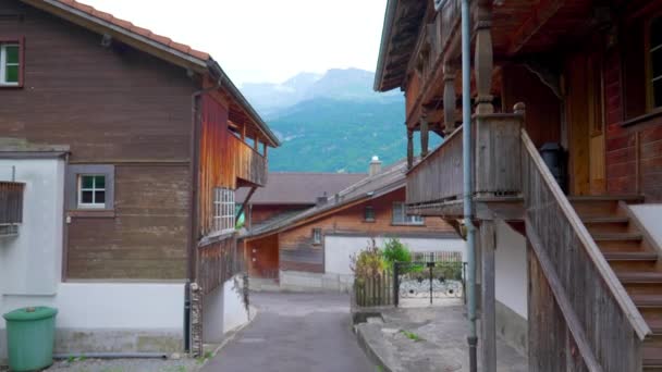 Calle suiza con chalets de madera tradicionales, Ciudad pequeña en Suiza, montañas rurales - Metraje, vídeo