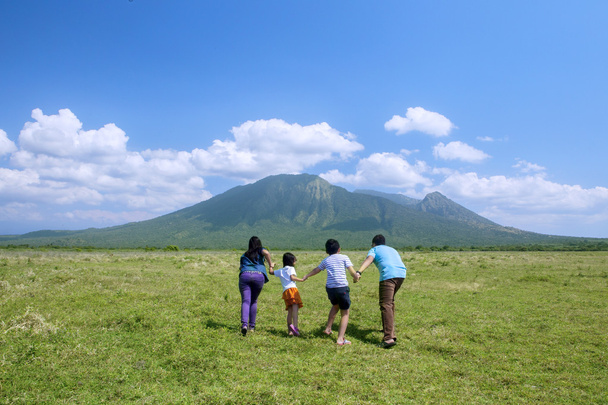 Gelukkige familie loopt naar de berg - Foto, afbeelding