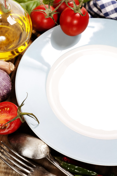 Fresh vegetables and empty plate (for your text) - Zdjęcie, obraz