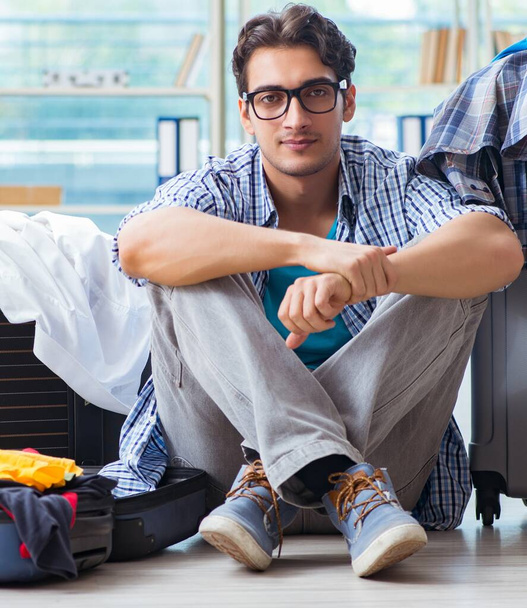 Νεαρός που προετοιμάζεται για ταξίδι διακοπών - Φωτογραφία, εικόνα