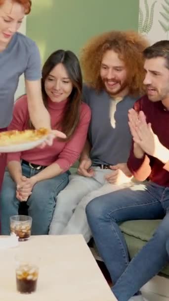 Hidasliikkeinen video ystävien kotona iloinen hyvä tuoksu pizza - Materiaali, video