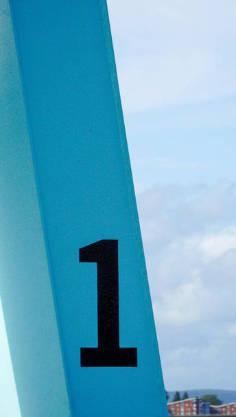 Κάρντιφ Μπέι, Κάρντιφ, Ουαλία 25 Σεπ 2023: Μεγάλοι μαύροι αριθμοί 1, 2 και 3 είναι ζωγραφισμένοι πάνω από τις κλειδαριές στο φράγμα Κάρντιφ. Οι κλειδαριές επιτρέπουν σε μικρά σκάφη να εισέλθουν από τον κόλπο του Κάρντιφ με μεγάλη παλίρροια. - Φωτογραφία, εικόνα