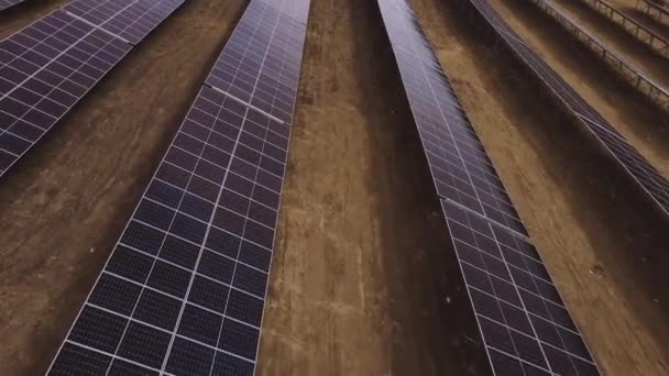 Panele słoneczne alternatywne źródła energii moc zrównoważonej technologii. Widok z lotu ptaka na alternatywne źródło energii słonecznej w poszukiwaniu bardziej przyjaznej dla środowiska alternatywnej energii w przyszłości - Materiał filmowy, wideo