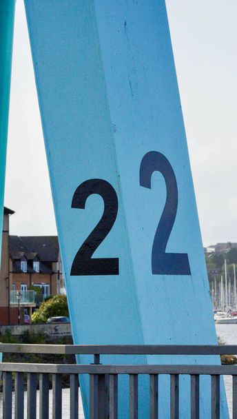 Cardiff Bay, Cardiff, Wales 25. September 2023: Große schwarze Zahlen 1, 2 und 3 sind über die Schleusen des Cardiff Barrage gemalt. Die Schleusen ermöglichen es kleinen Booten, bei Flut von der Bucht von Cardiff aus hineinzufahren. - Foto, Bild