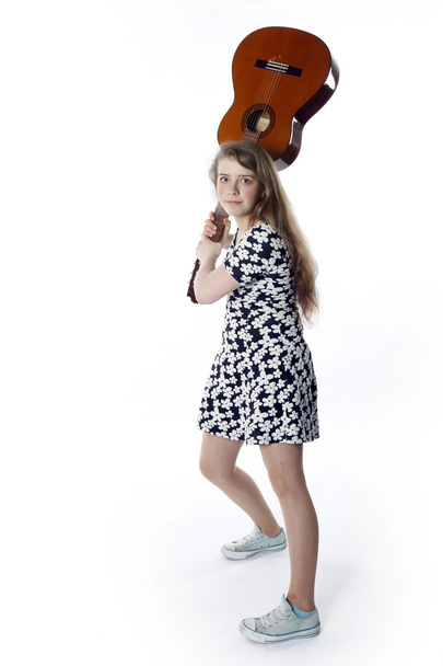 εφηβικό κορίτσι στο φόρεμα της διάθεσης κιθάρα στο στούντιο  - Φωτογραφία, εικόνα