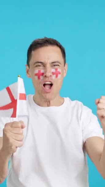 Video ve studiu s chromou anglického fanouška křičí a mává národní vlajkou, povzbuzuje svůj tým k vítězství a vášnivě oslavuje - Záběry, video