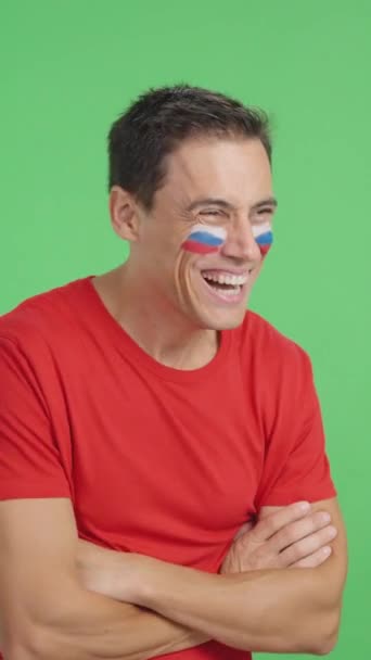 Stüdyoda, yüzünde Rus bayrağı olan mutlu bir adamın, boş bir şekilde fotokopi odasına bakışını gösteren bir video var. - Video, Çekim