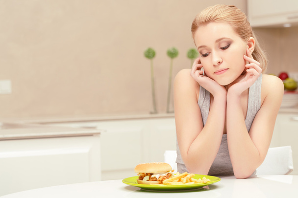Mujer joven y almuerzo de comida rápida
 - Foto, imagen