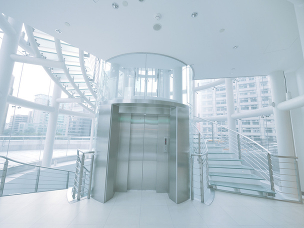 Läpinäkyvä hissi ja portaikko
 - Valokuva, kuva