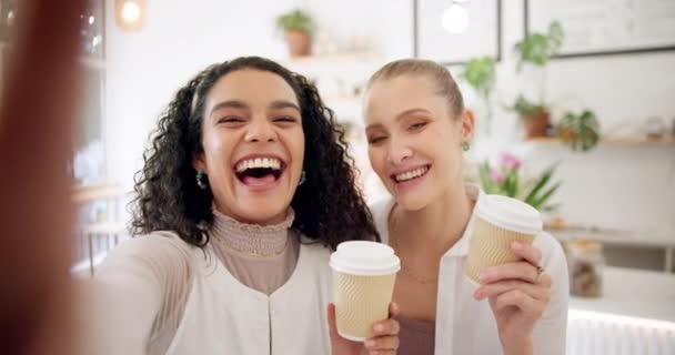 Mulheres, amigos e vivas com café para selfie para transmissão ao vivo nas redes sociais ou postar na Internet para memórias. Influenciadores do sexo feminino, feliz e imagem para o blog no café e ligação juntos - Filmagem, Vídeo