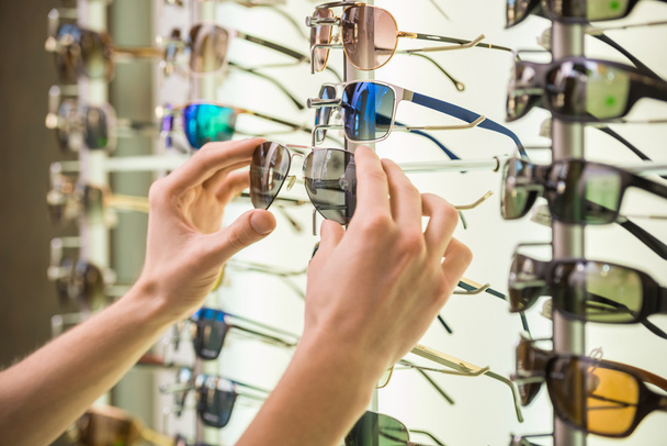 magasin de lunettes de soleil
 - Photo, image