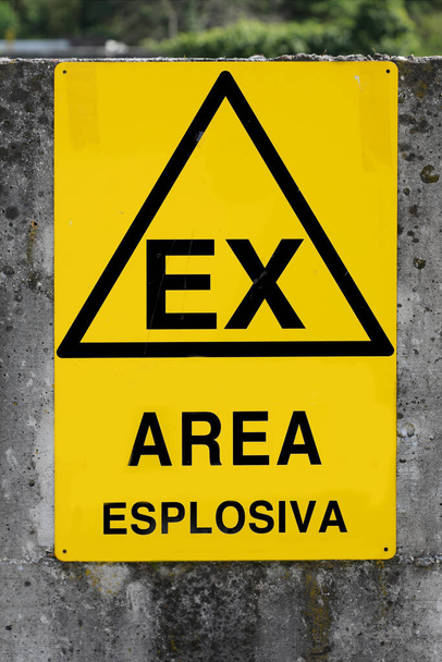 Señal en la valla de la zona reservada en riesgo de explosión debido a sustancias inflamables y el texto en italiano que significa zona explosiva EX - Foto, Imagen