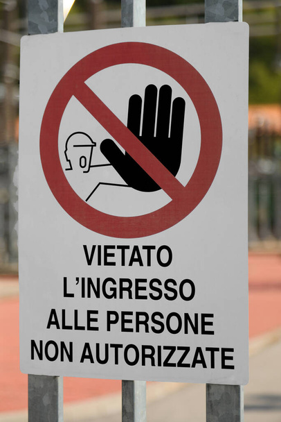 Podpis na placu budowy z napisem w języku włoskim Wejście dla osób nieupoważnionych zabronione dla bezpieczeństwa osobistego - Zdjęcie, obraz