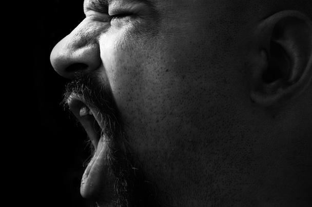 Hombre enojado gritando en blanco y negro
 - Foto, imagen
