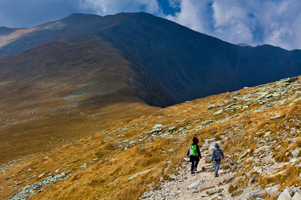 Mother and son hiking into the mountains - Foto, Imagen