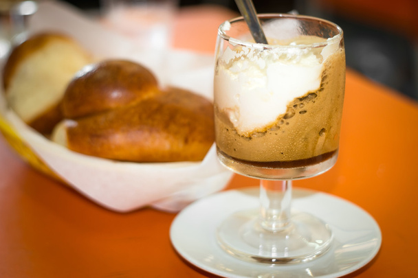 Granita de café sicilien et délicieuse brioche
 - Photo, image