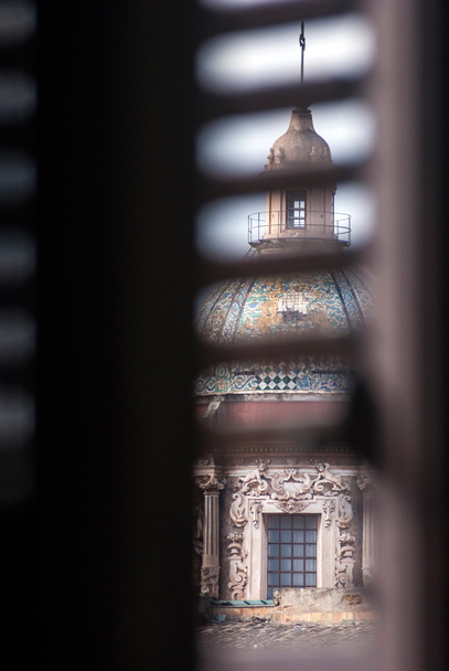 Carmine Maggiore kopuła widok z okna. Palermo, Sycylia - Zdjęcie, obraz