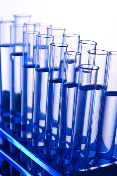 Laboratoire chimique avec tube en verre
 - Photo, image