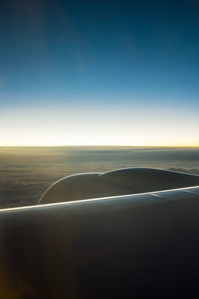 Nuvens e céu como visto através da janela de uma aeronave - Foto, Imagem