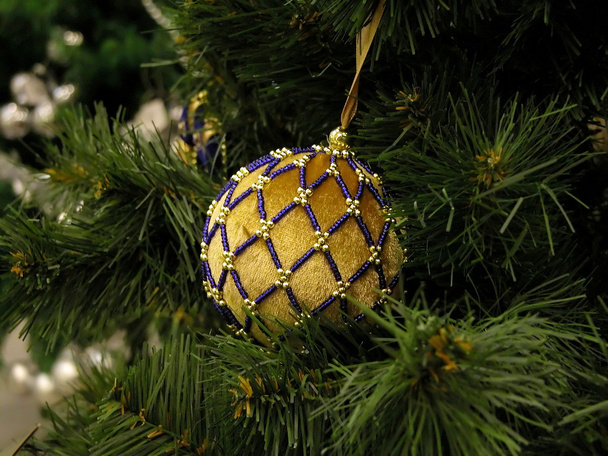 κίτρινη μπάλα για το χριστουγεννιάτικο έλατο - Φωτογραφία, εικόνα