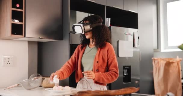 Віртуальна реальність, жінка і приготування їжі з футуристичними окулярами на кухні для технологій, 3d та ігор. Цифровий світ, шеф-кухар та випічка вдома з окулярами VR або їжею для розваги, досвіду та творчості. - Кадри, відео