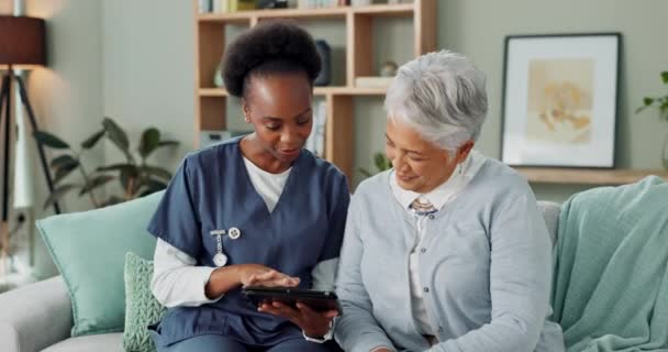 Seniorin, Frau und Pflegerin mit Tablet oder Gespräch im Pflegeheim für Patientenbefragungen oder Erläuterungen. Ältere Menschen, Personen und Krankenschwestern mit Technologie für Gesundheitsbericht oder glücklich für Kundendiagnose. - Filmmaterial, Video