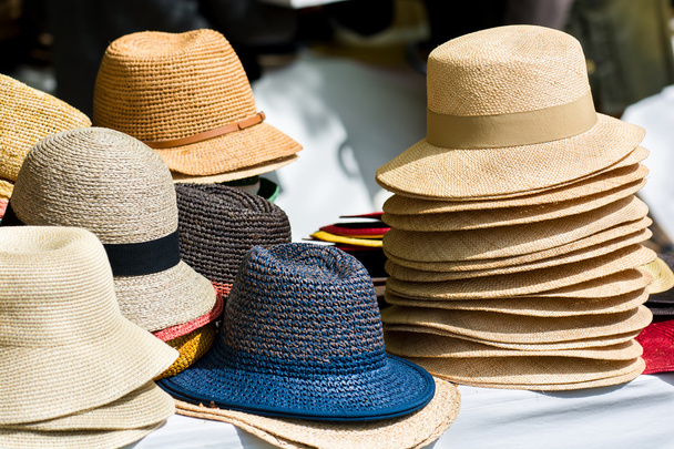 Montón de sombreros en el mercado
 - Foto, imagen