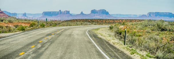 descendant dans Monument Valley à la frontière de l'Utah Arizona
  - Photo, image