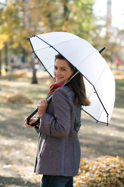 γλυκιά κοπέλα με μια λευκή ομπρέλα - Φωτογραφία, εικόνα