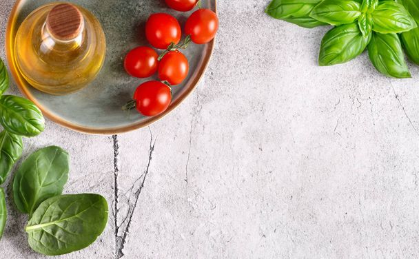 fundo de alimentos com tomate cereja manjericão e especiarias - Foto, Imagem