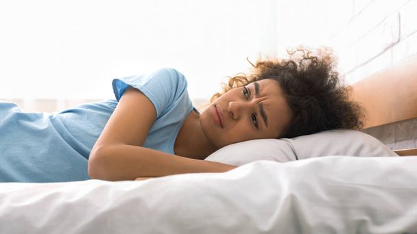 Δυστυχισμένη γυναίκα που πάσχει από αϋπνία, ξαπλωμένη στο κρεβάτι το πρωί - Φωτογραφία, εικόνα