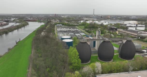 Impianto di depurazione di Duisburg Kaslerfeld. Pulizia delle acque reflue in acqua potabile pulita. contaminanti molto diversi che vanno dagli avanzi di cibo, carta e feci ai residui industriali. Elettrotecnica - Filmati, video