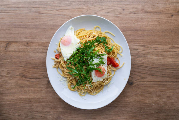 Італійська спагетті дель Побертелло (Bor Man's Spaghetti), паста спагетті, змішана з злегка обсмаженим яйцем. Яйце та сирні макарони, здорова їжа - Фото, зображення