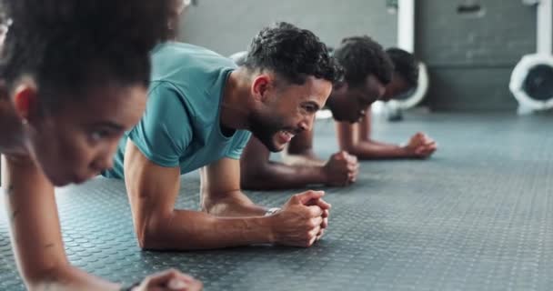 Groep, fitness en plank training voor training, gezondheid en welzijn in studio gym met diversiteit. Vrienden, uithoudingsvermogen en beweging voor gewichtsverlies, inzet en doelen met personal trainer of coach. - Video