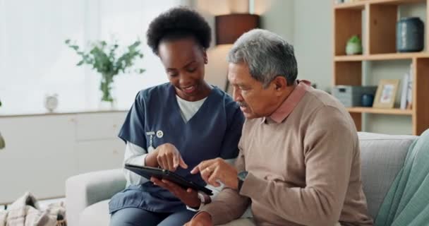 Tabletta, egészségügyi és afrikai nővér otthon idősebb férfi, internet és online segítséget kanapén. Fiatal gondozó, idős személy és a krónikus betegség tanulására vagy távegészségére és gondozására szolgáló technológia. - Felvétel, videó