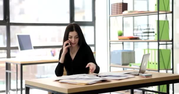 Piękna bizneswoman rozmawia przez telefon w biurze, zbliżenie. Negocjacje - Materiał filmowy, wideo