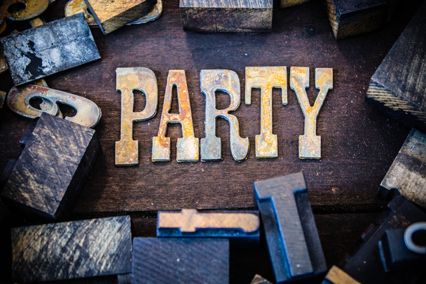 Party Concept Legno e lettere in metallo arrugginito
 - Foto, immagini