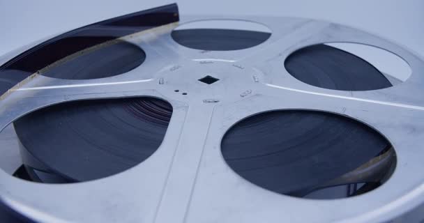 16 mm rollo de película girando en torno a su propio eje jalá primer plano jalá 4k, 12 bits de material de archivo - Imágenes, Vídeo