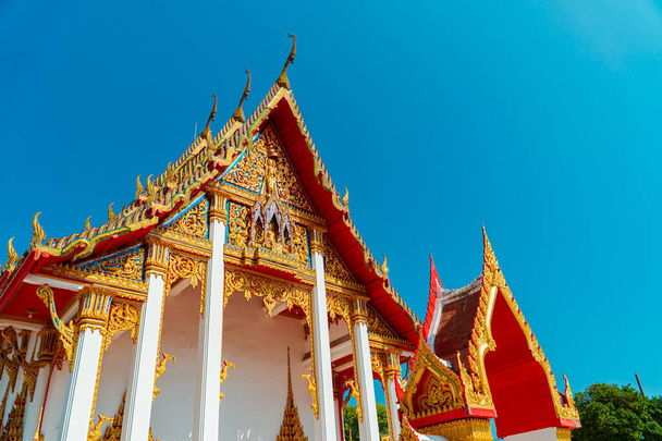 Wat Chalong Buddhistischer Tempel oder Chaitharam Tempel - wunderschönes Wat Chalong in Phuket Thailand. Der Tempel mit seinen von goldenen Farben dominierten Details und Dekorationen ist sehr luxuriös und majestätisch - Foto, Bild
