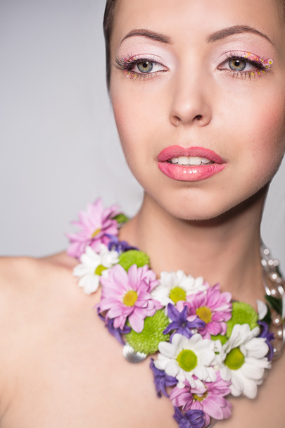 Woman with flower necklace - Fotó, kép