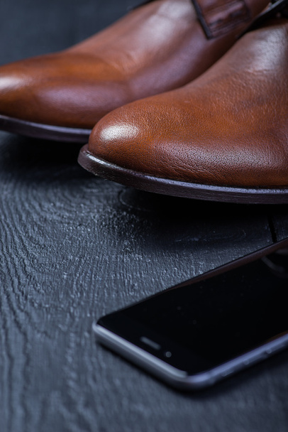 Siyah zemin üzerinde kahverengi deri ayakkabı - Fotoğraf, Görsel