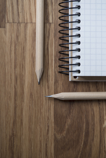 ноутбук и карандаш на деревянном столе - Фото, изображение