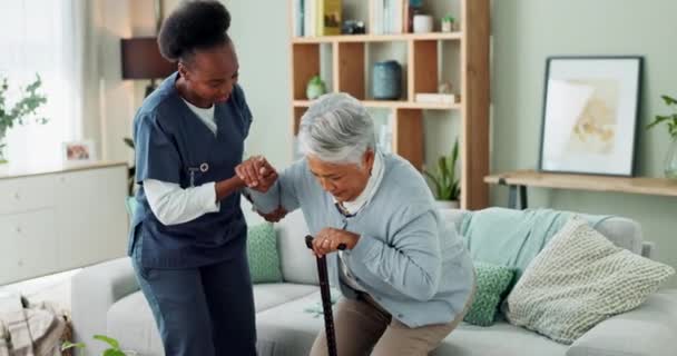 Idősek, nők és gondozók, akik segítenek vagy sétapálcával segítik az idősek otthonában a mobilitást, a sérülések gyógyulását és a nyugdíjas éveket. Idősek, ápolók és segítőkészek az otthoni mozgásban vagy orvosi ellátásban. - Felvétel, videó