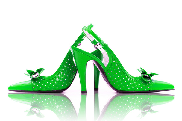 Sapatos verdes elegantes no branco
 - Foto, Imagem