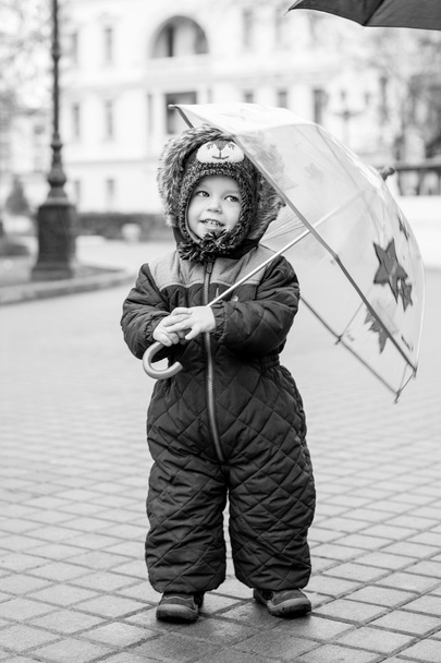 Roztomilé batole chlapec v městě - Fotografie, Obrázek