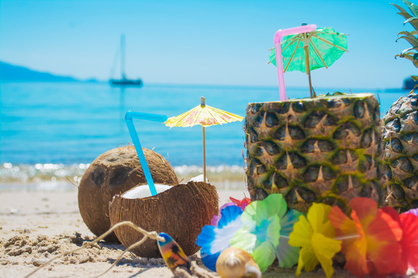 bebidas de coco y piña junto al mar
 - Foto, Imagen