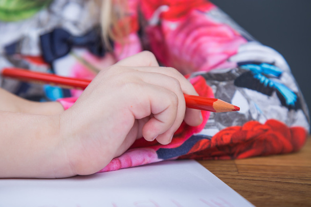 Pieni nuori tyttö piirustus kuvia kyniä
 - Valokuva, kuva