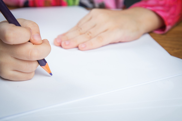 Маленькая девочка рисует картинки с карандашами
 - Фото, изображение